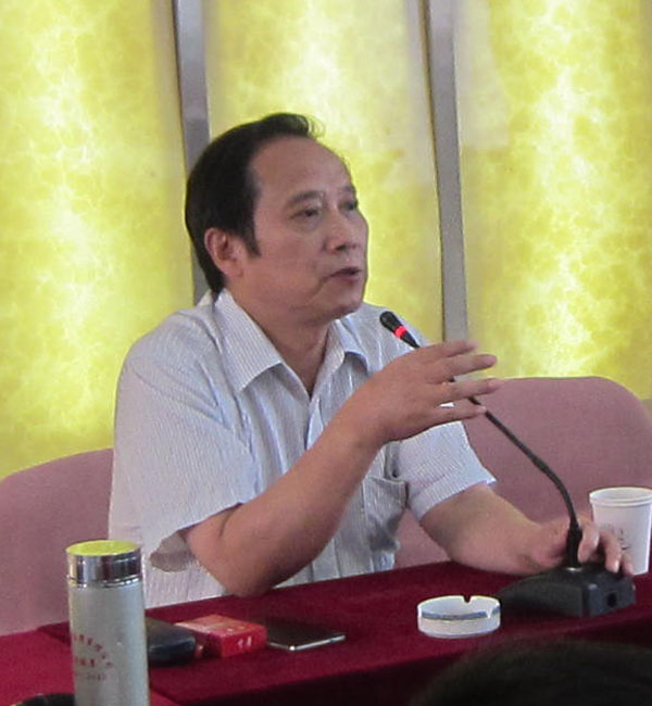 安慶市新聞出版業協會秘書長、安慶市鑫海印刷物資有限公司總經理徐溫詥正在主持論壇