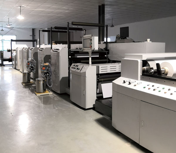 東航全新6色柔印機擺放在快馬印務公司生產車間，做好了隨時開工準備