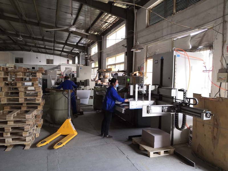 兩臺元創牌高速裁切線在車間一字排開，正在高速運轉